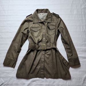 Shirt jacket with buckle